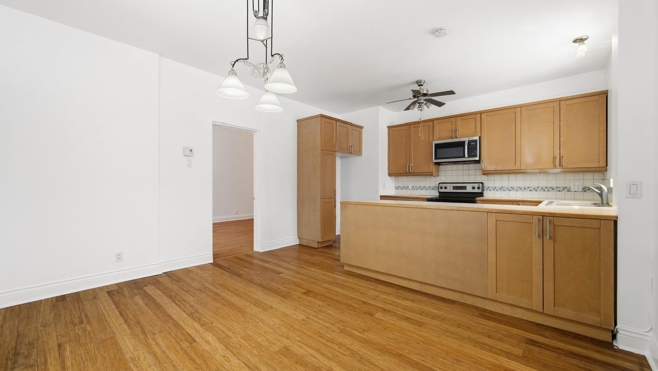 At the edge of Westmount | Corner unit with a view of Mount Royal