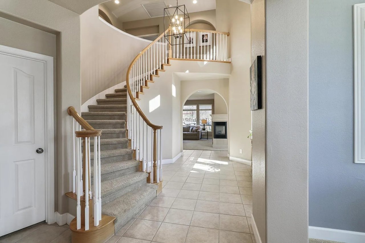 2200 Red Hawk Ct