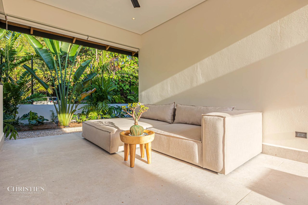 Modern Beachside Luxury Villa, Short Stroll to the Shore