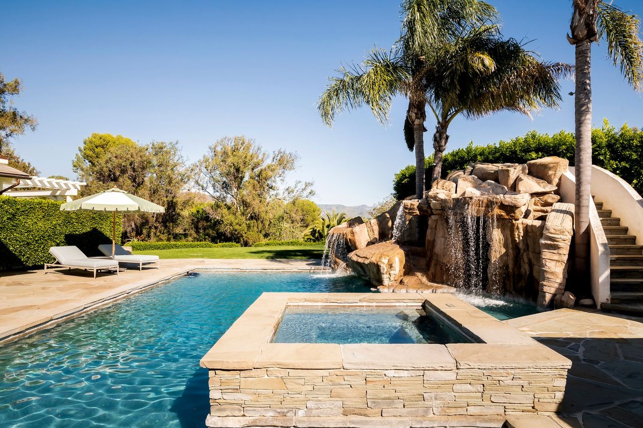28823 Cliffside Dr