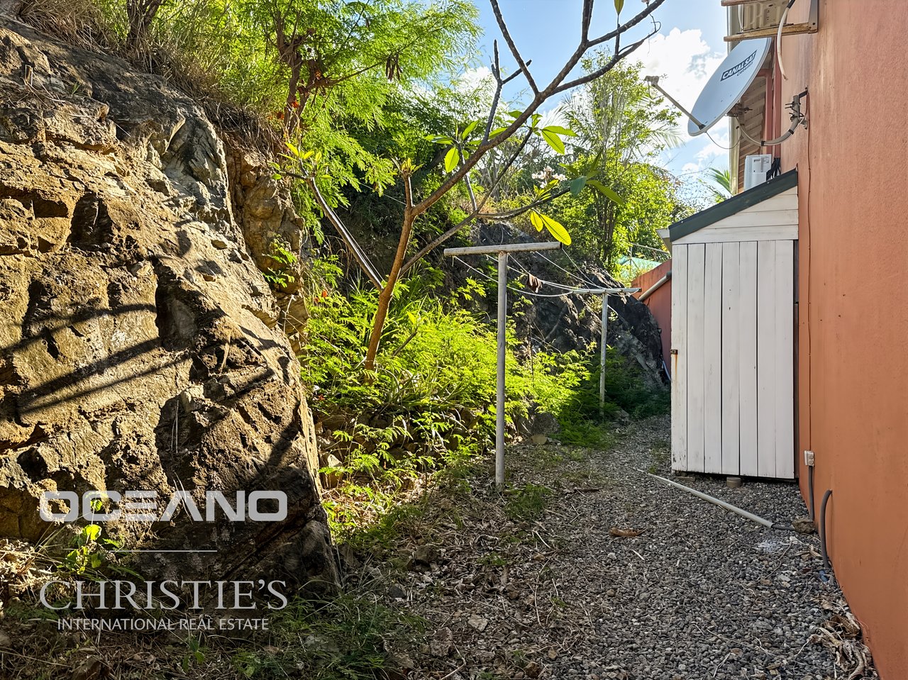 Spacious 3-Bedroom Villa + Studio – OYSTER POND