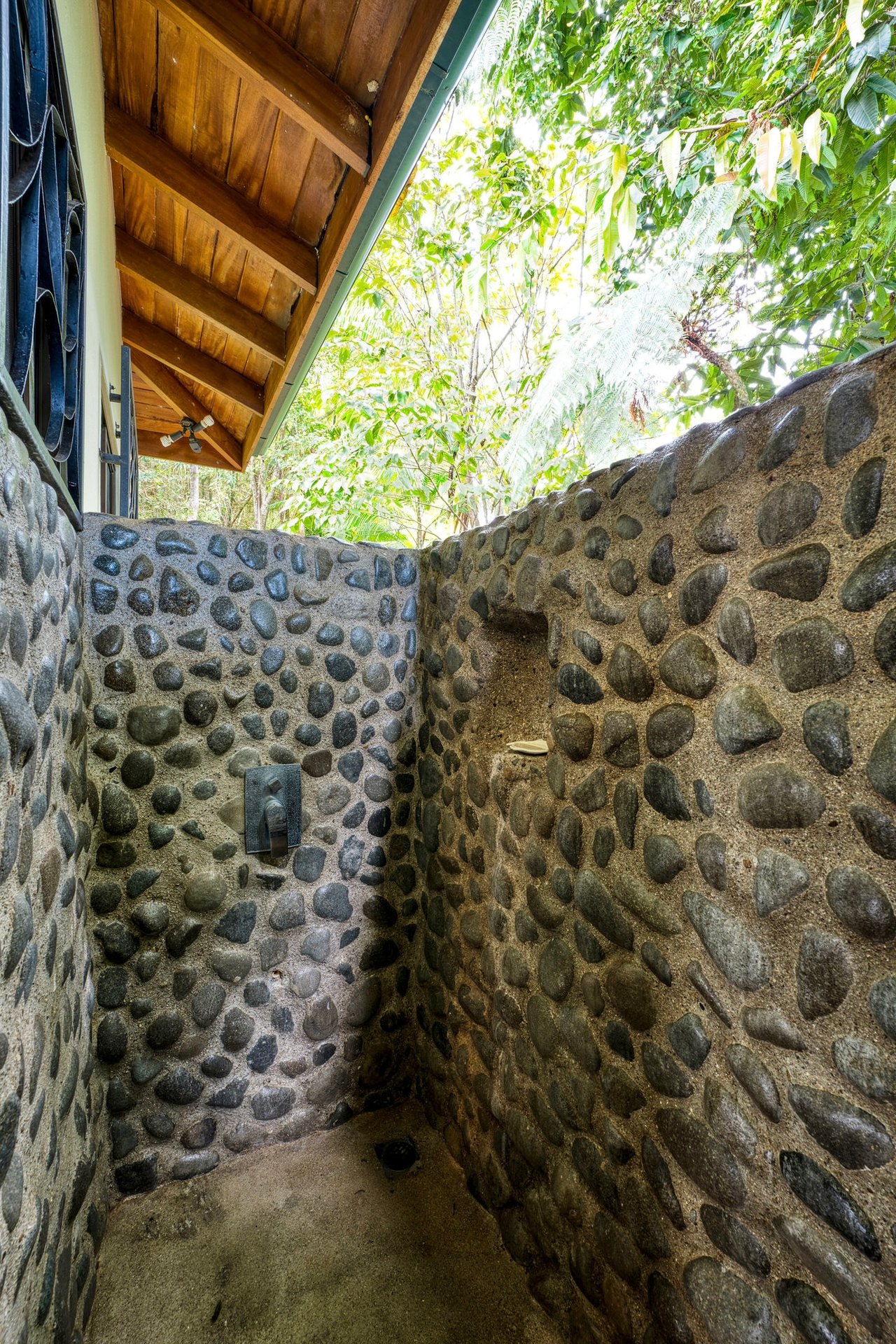 WONDROUS WHALE’S TAIL OCEAN VIEW HOME ABOVE UVITA