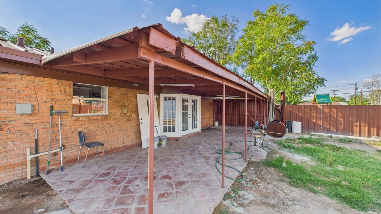 2210 Country Club Dr