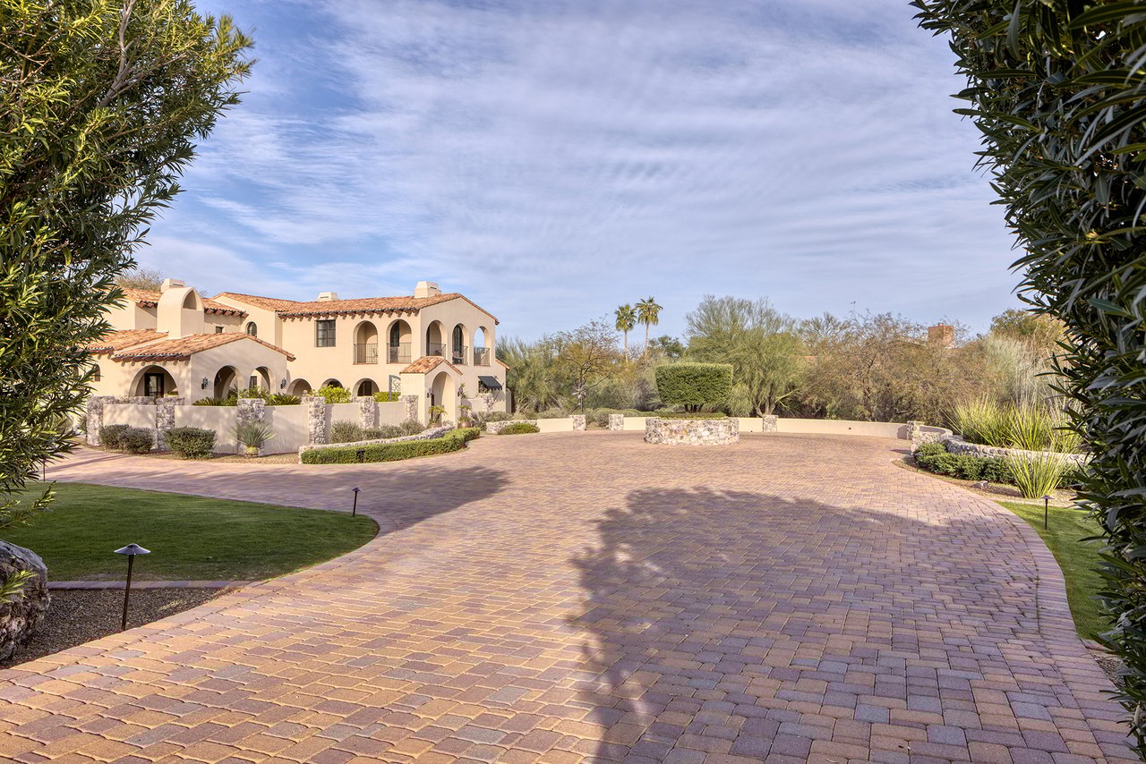 8243 N MOCKINGBIRD Lane