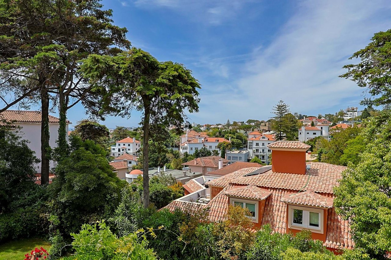 Elegant 10-Bedroom Villa with Sea Views in the Heart of Estoril