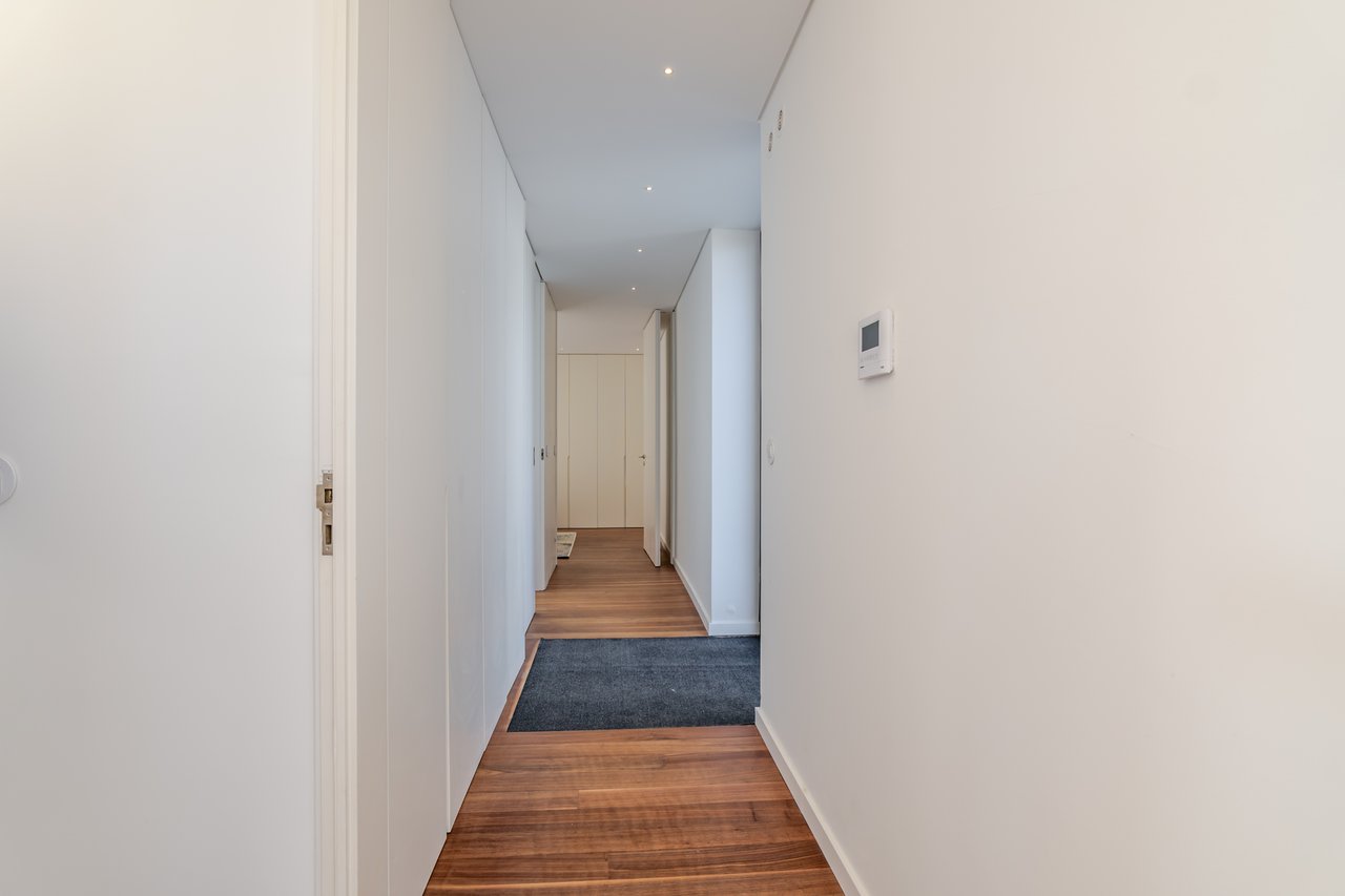 Modern 2-Bedroom Apartment with Expansive Private Terrace & Sort-term Rental (AL) License in Central Porto