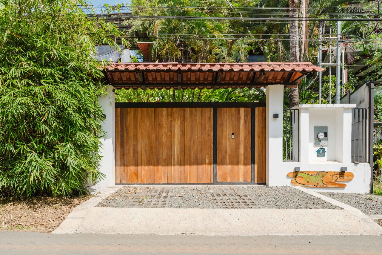 Casa Iguana - Fully Renovated Home Minutes from Marina Pez Vela 