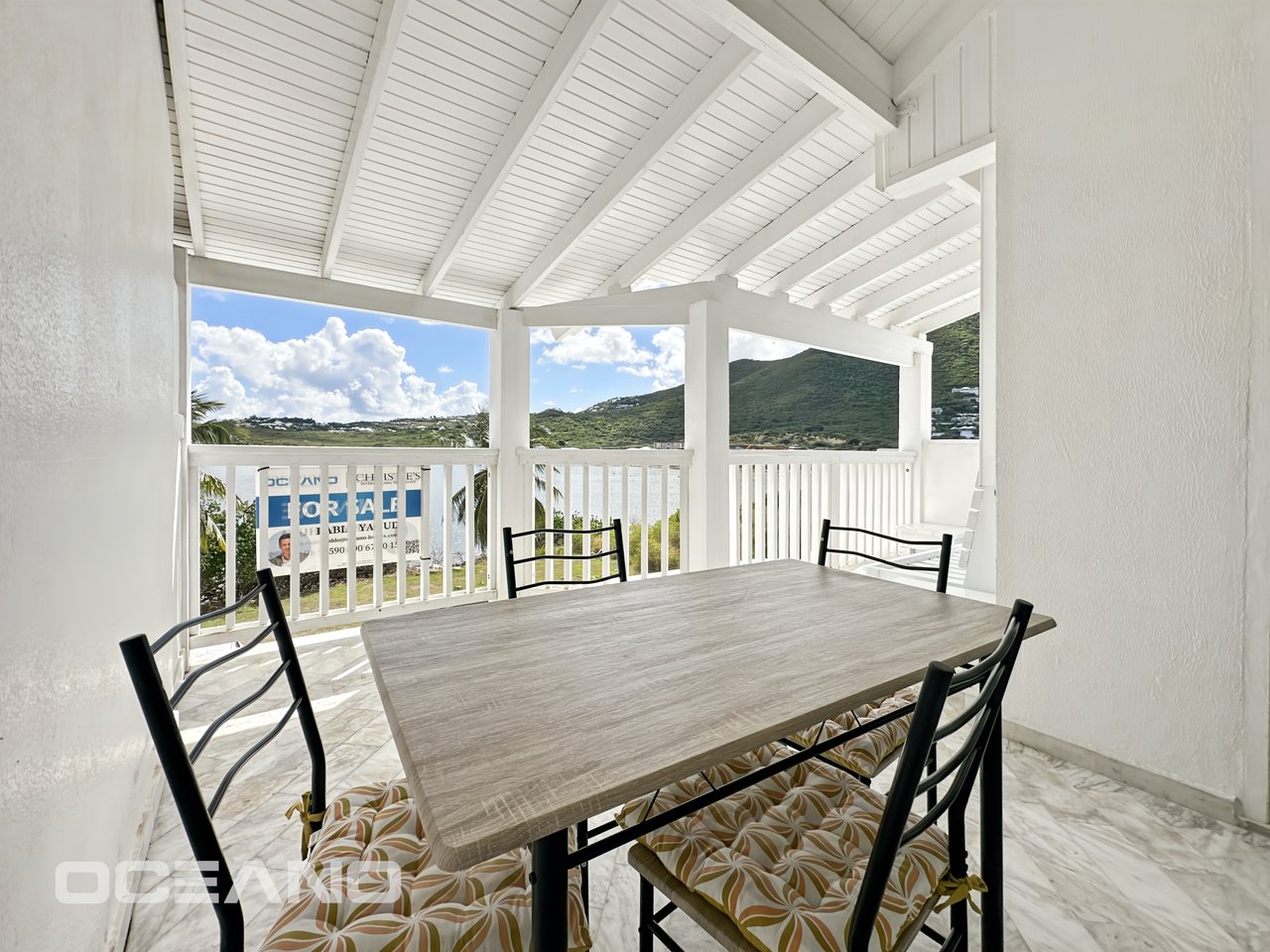 2 bedrooms with a sea view