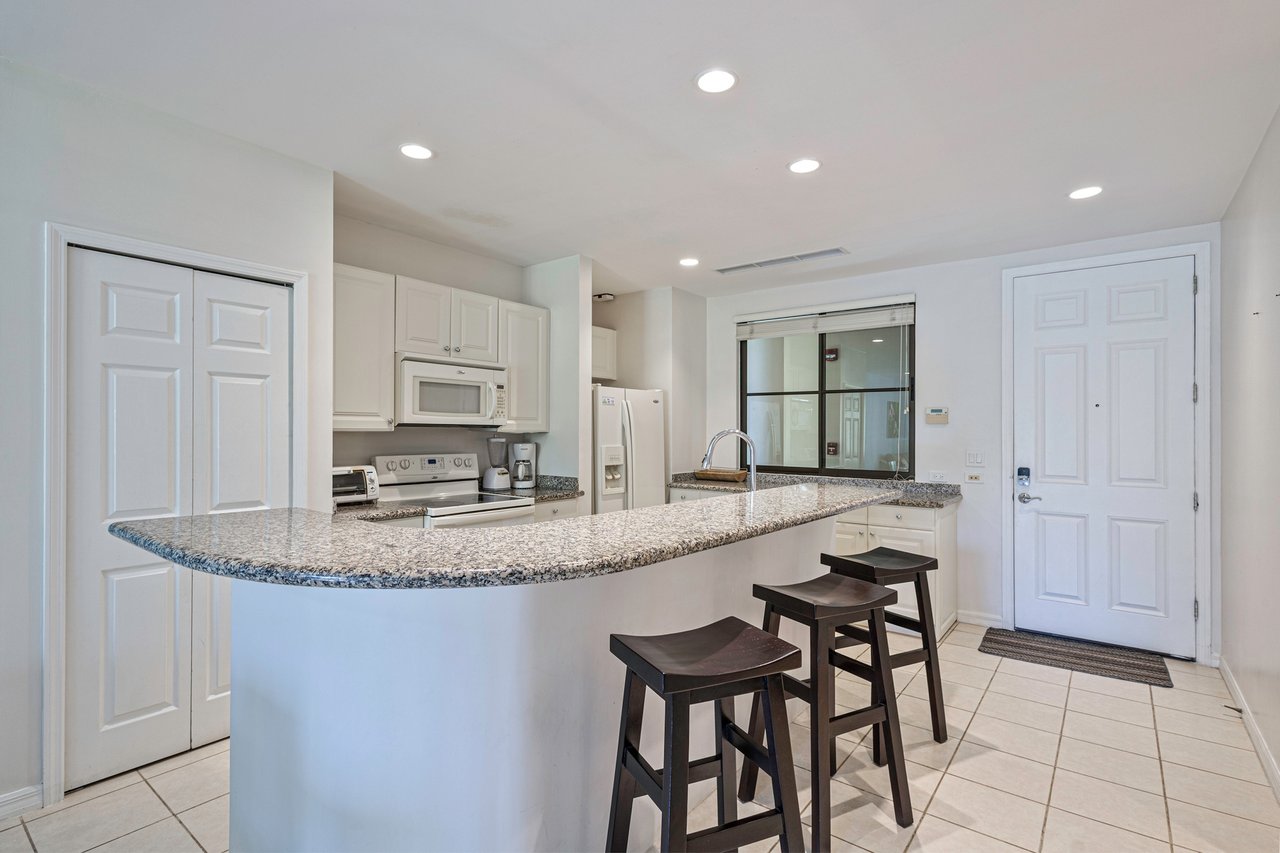 Close to Beach Luxury Two Bedroom Condo