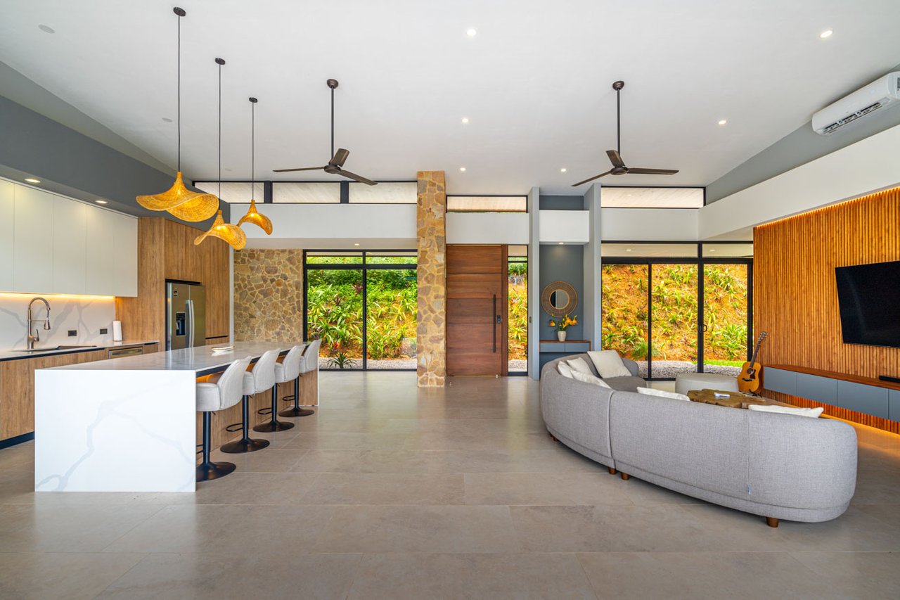 Ojochal Modern Jungle Home with Infinity Pool & Mountain Views
