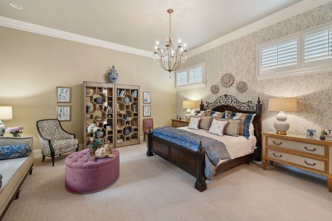 1025 Falling Leaf Cir