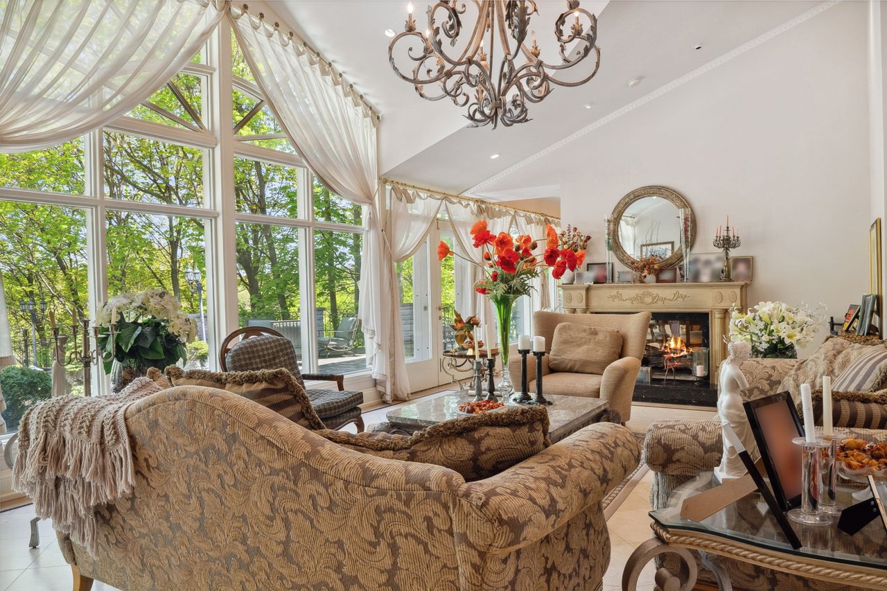 Prestigious Riverview Drive
