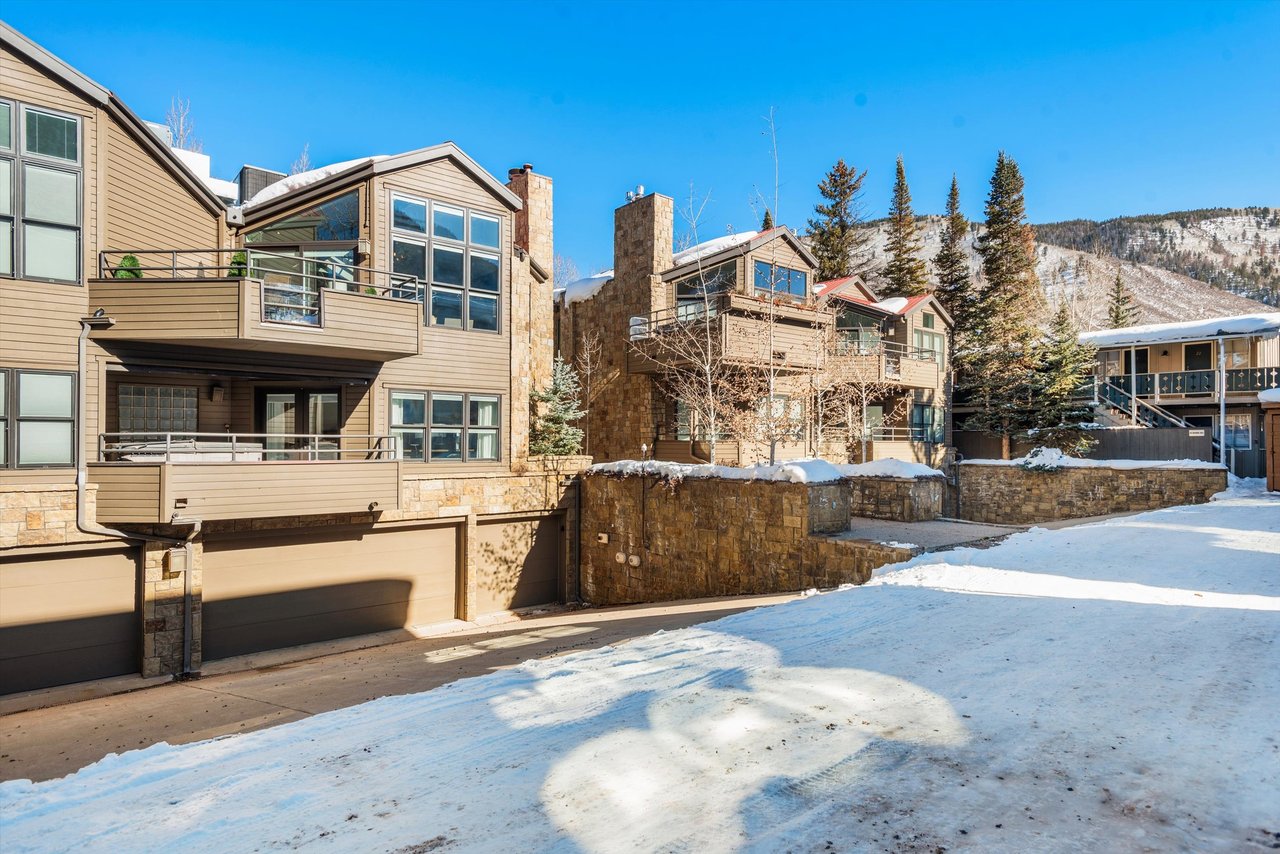 Aspen Core Luxury: Walk to the Gondola from this Spacious Townhome