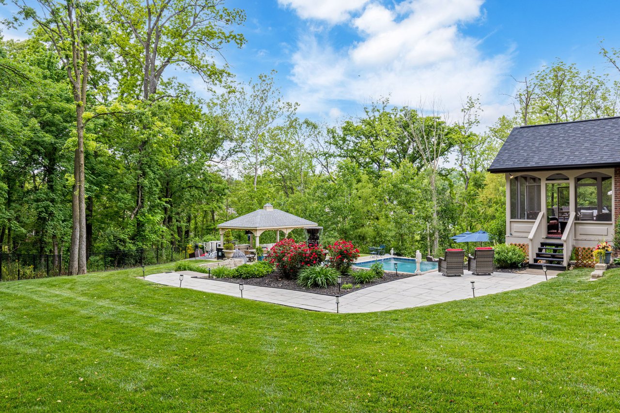 11 Lake Forest Court W