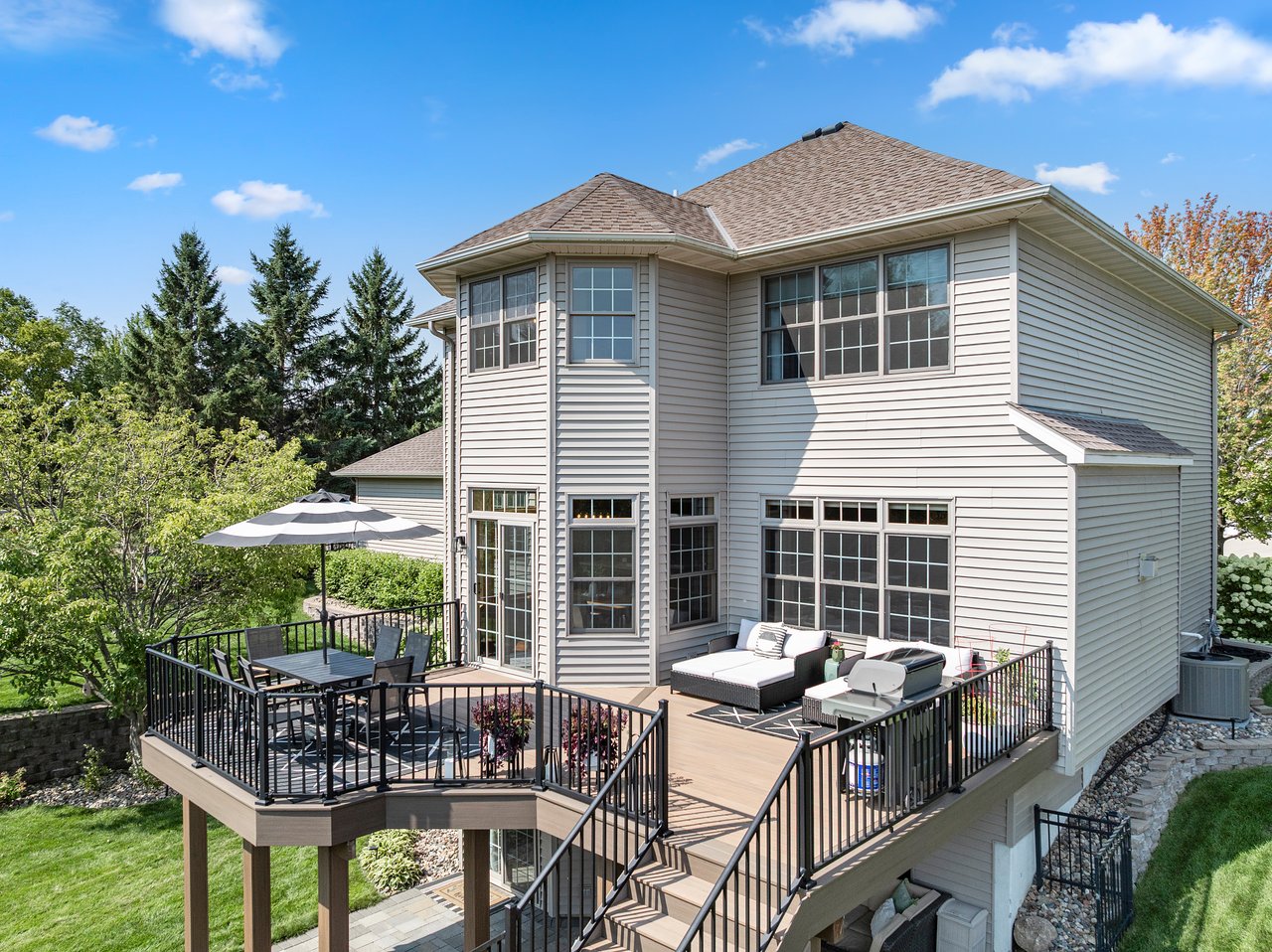 Walkout 2-Story Overlooking the Elm Creek Park Reserve