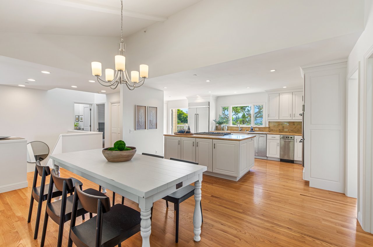 Picturesque and Private View Residence