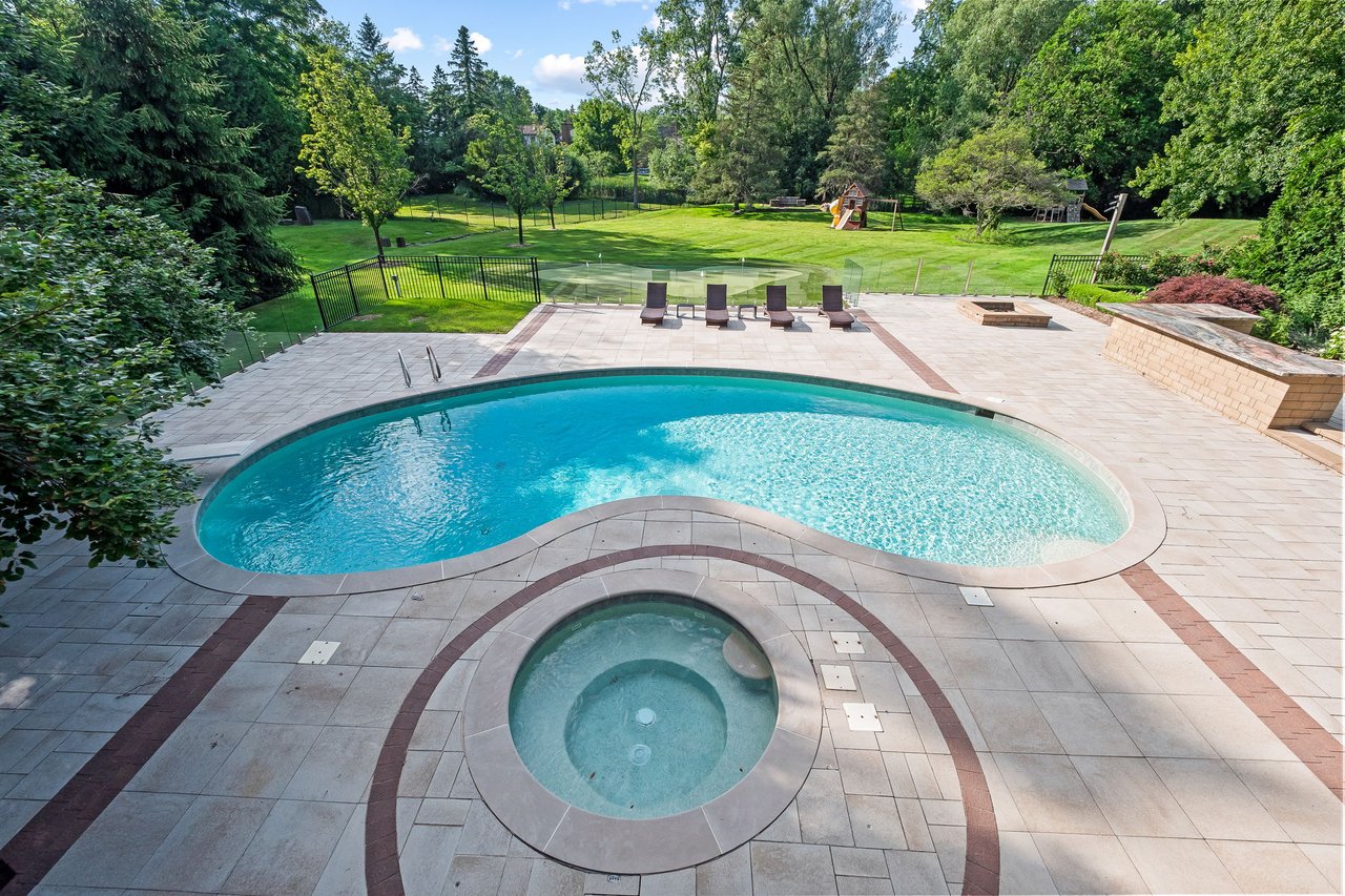 260 Woodwind Dr, Bloomfield Hills