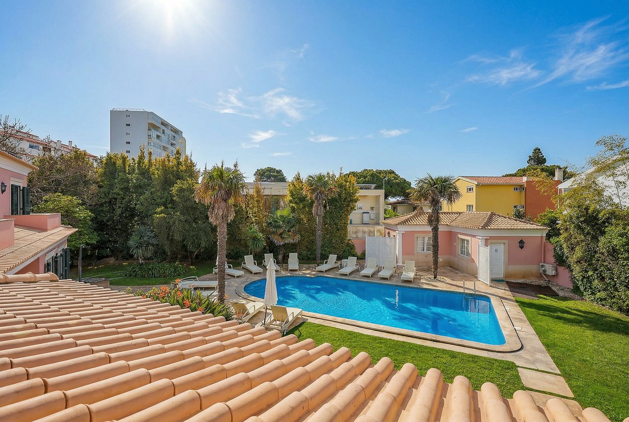 Spacious 8+2-Bedroom Villa with Pool for Rent in Cascais