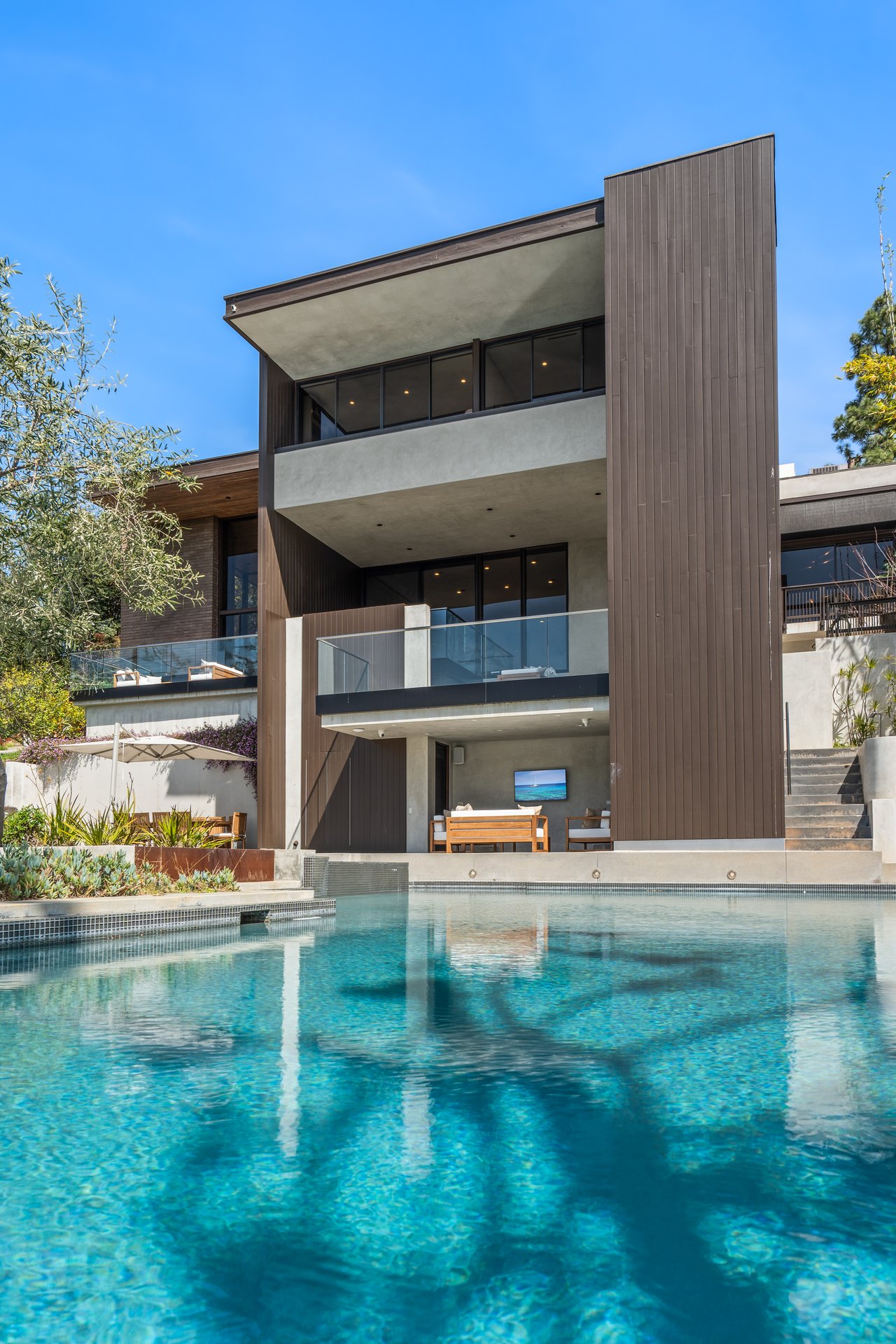  A Beverly Hills Architectural Masterpiece – Where Modern Luxury Meets Timeless Elegance