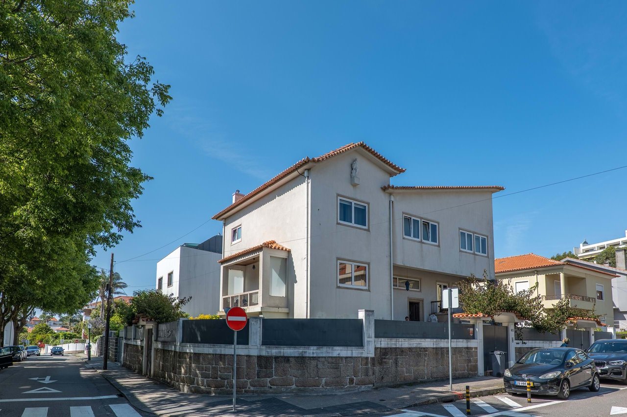 Luxury Four-Story Home in Foz do Douro, Porto with Ocean Views and Beach Proximity