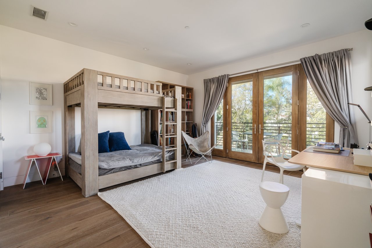 536 N Arden Blvd, Larchmont