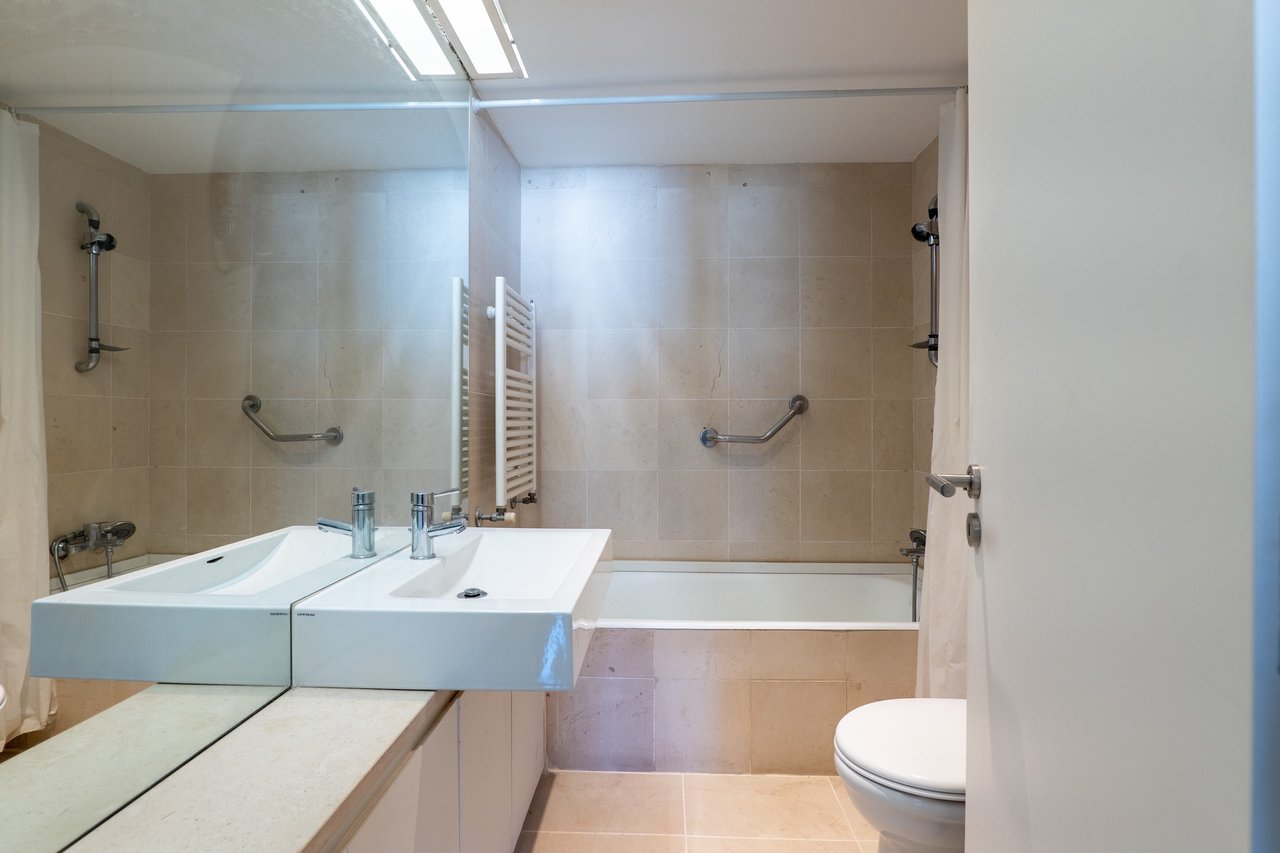 Spacious and Bright 4-Bedroom Apartment for Rent Near Colégio do Rosário