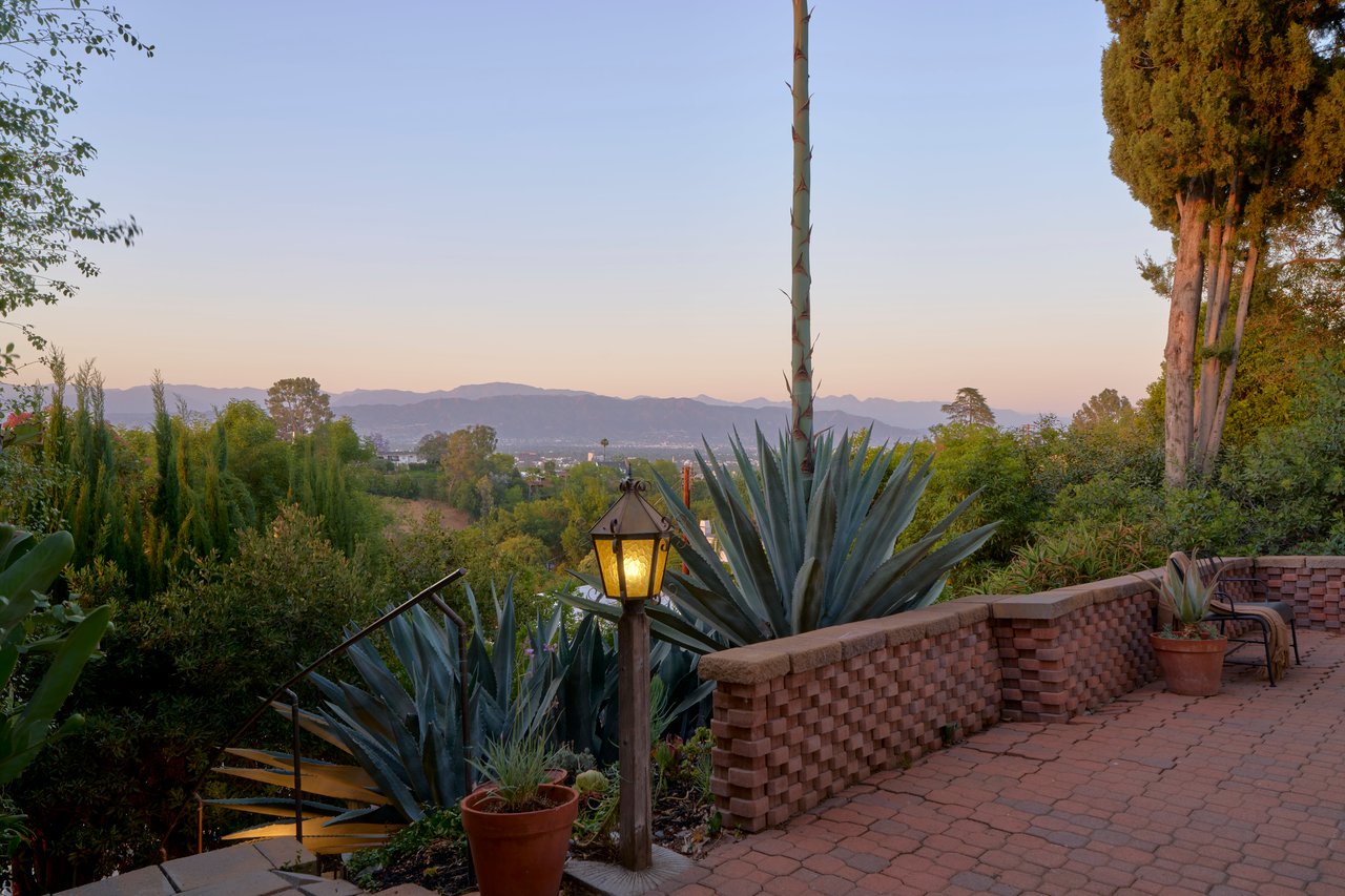 11764 Laurelcrest Drive in Studio City