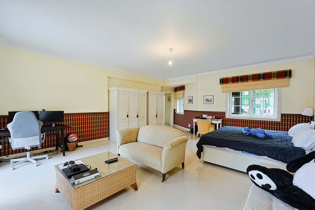 Spacious 8+2-Bedroom Villa with Pool for Rent in Cascais