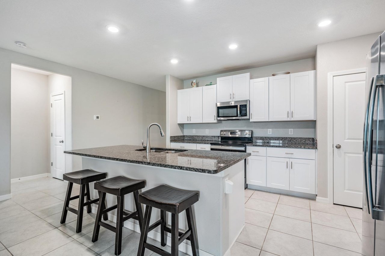 Solar-Powered Dream Home in Epperson Lagoon – 6 Beds + Florida Room!