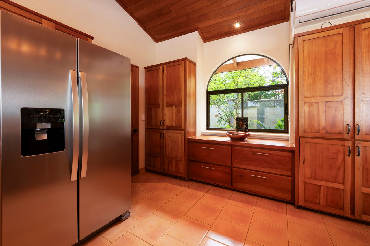 OCEAN AND MOUNTAIN VIEW 3 BEDROOM HOME WITH POOL IN LAGUNAS