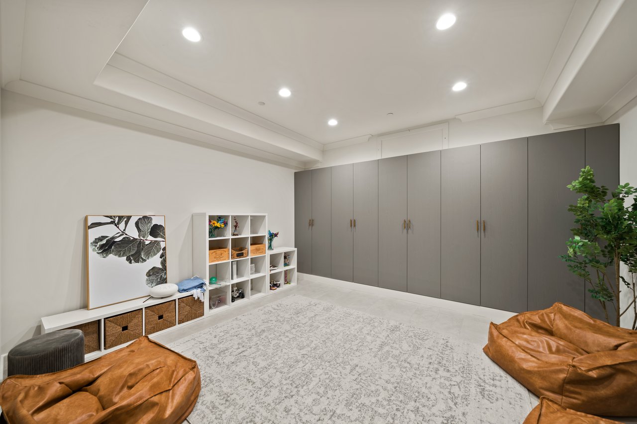 893 Laverne WAY