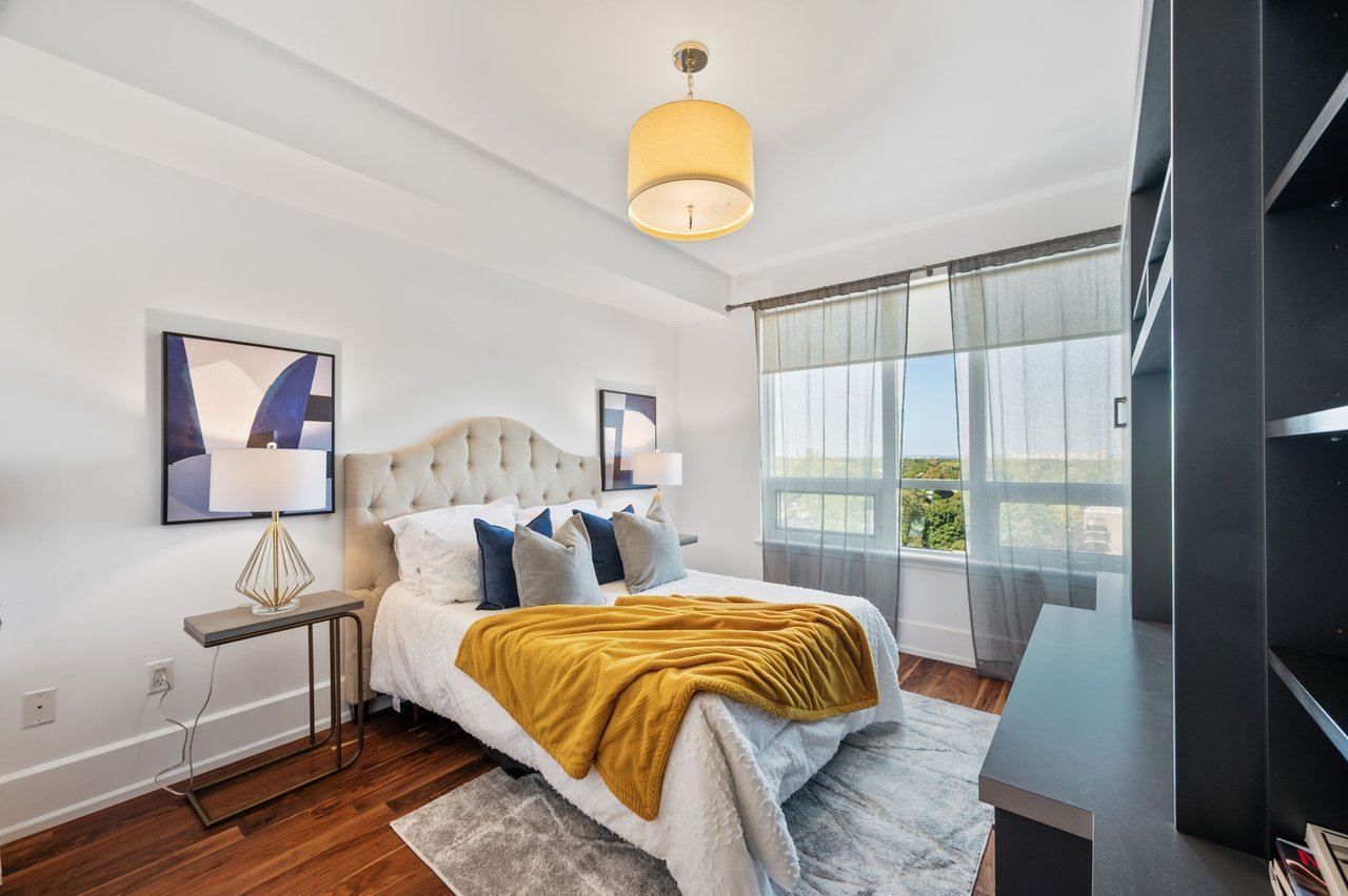 Expansive Corner Unit