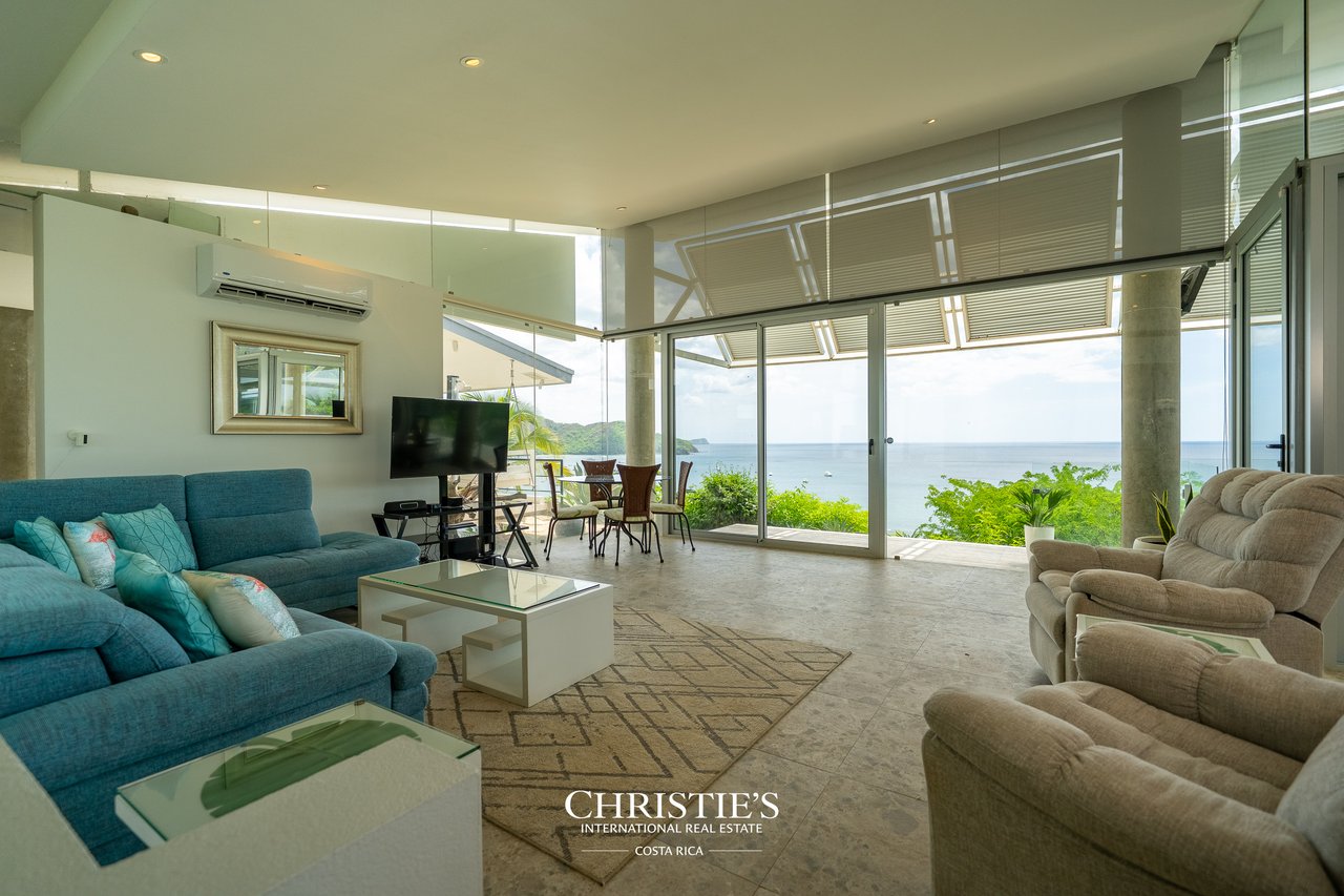 Casa Holmes: Award-Winning Glass House with Ocean Views