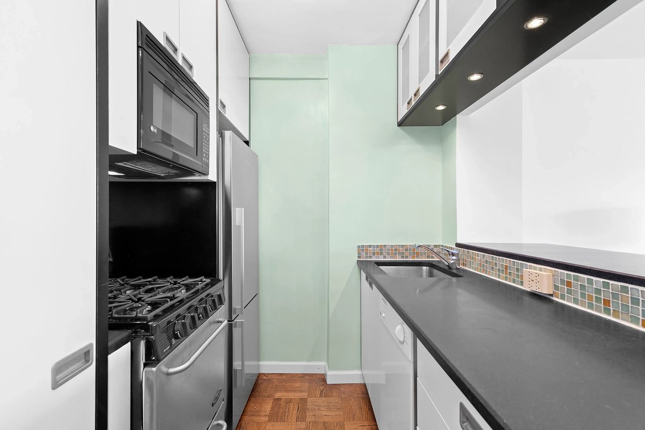 Greenwich Ave #9F