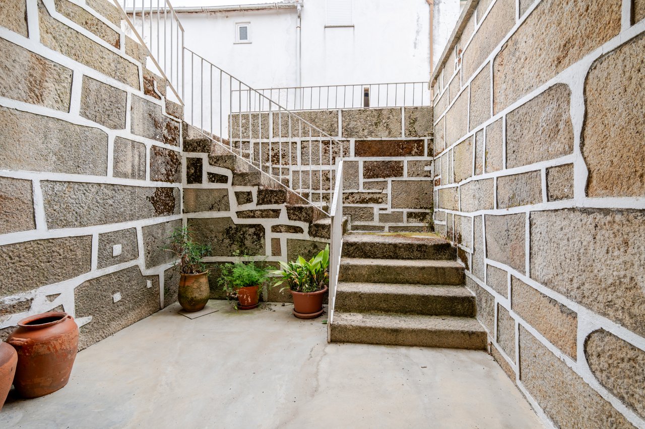 Rustic Four-Bedroom House with Private Land in Folhadela, Vila Real