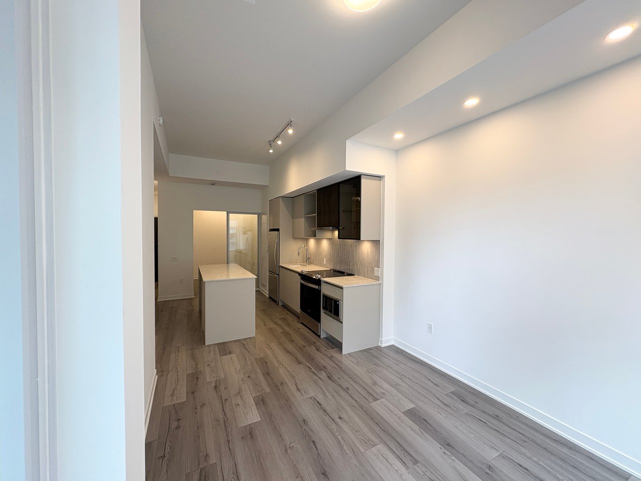 395 Dundas Street W Unit: 223