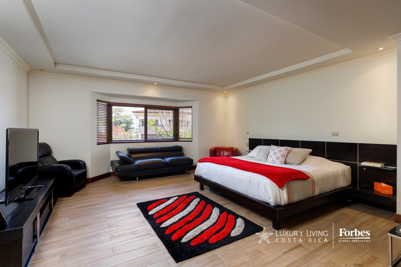 20336 - Luxury 5-bedroom home with an office and terrace in Cerro Alto, Escazú