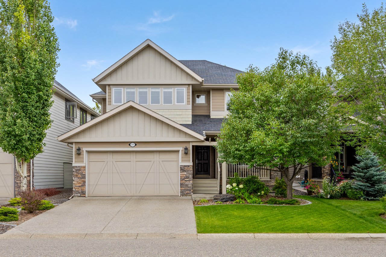 Detached homes with mature landscaping in Crestmont, Calgary