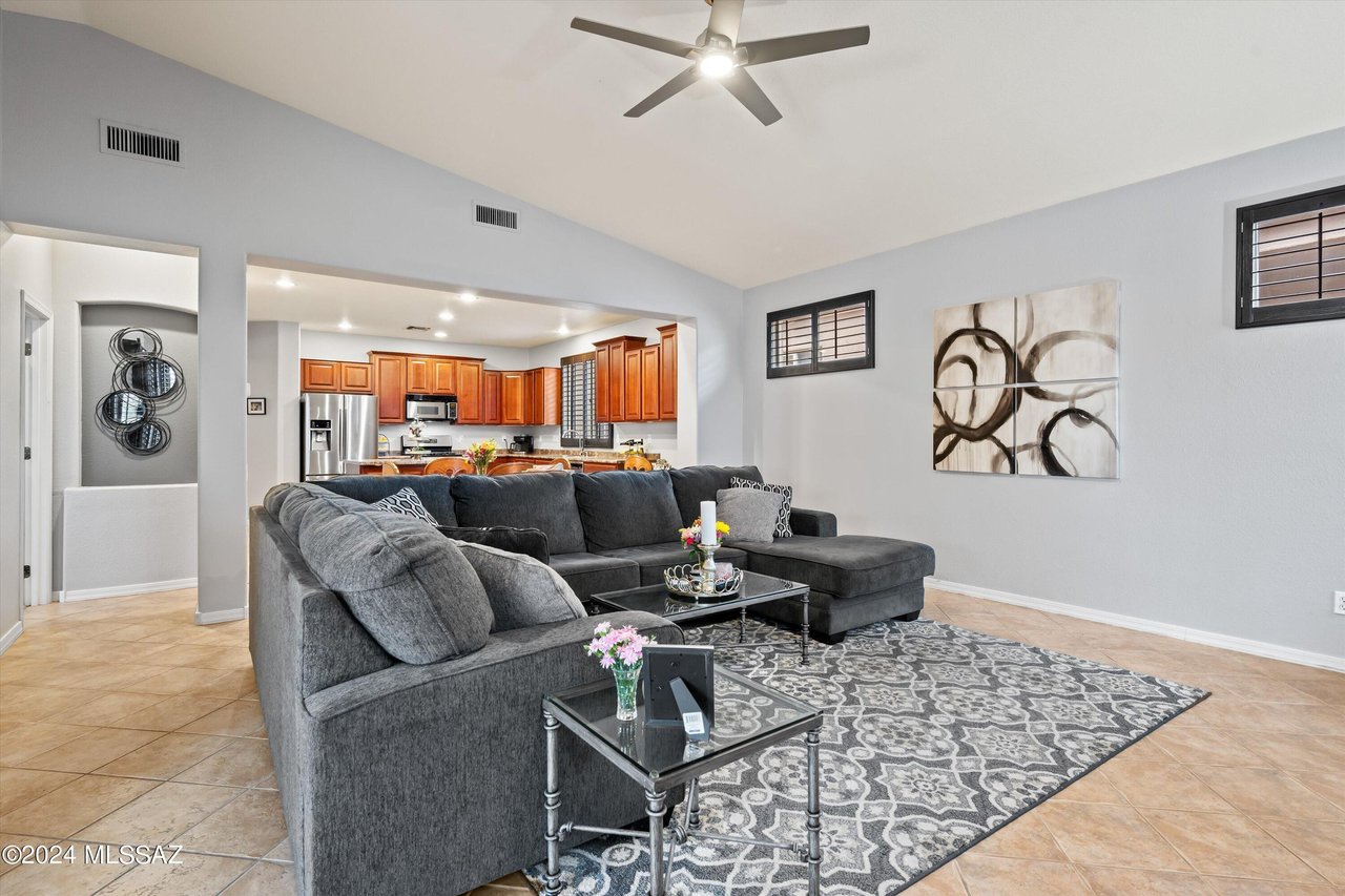 1009 W Leatherleaf Dr