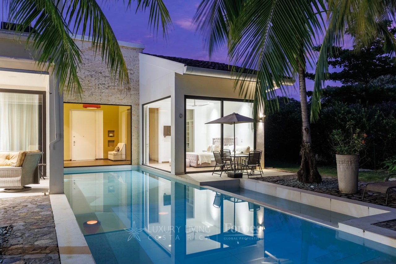 20166 - Paradise Estate: 4-Bedroom Villa with Spa & Pool in Pinilla