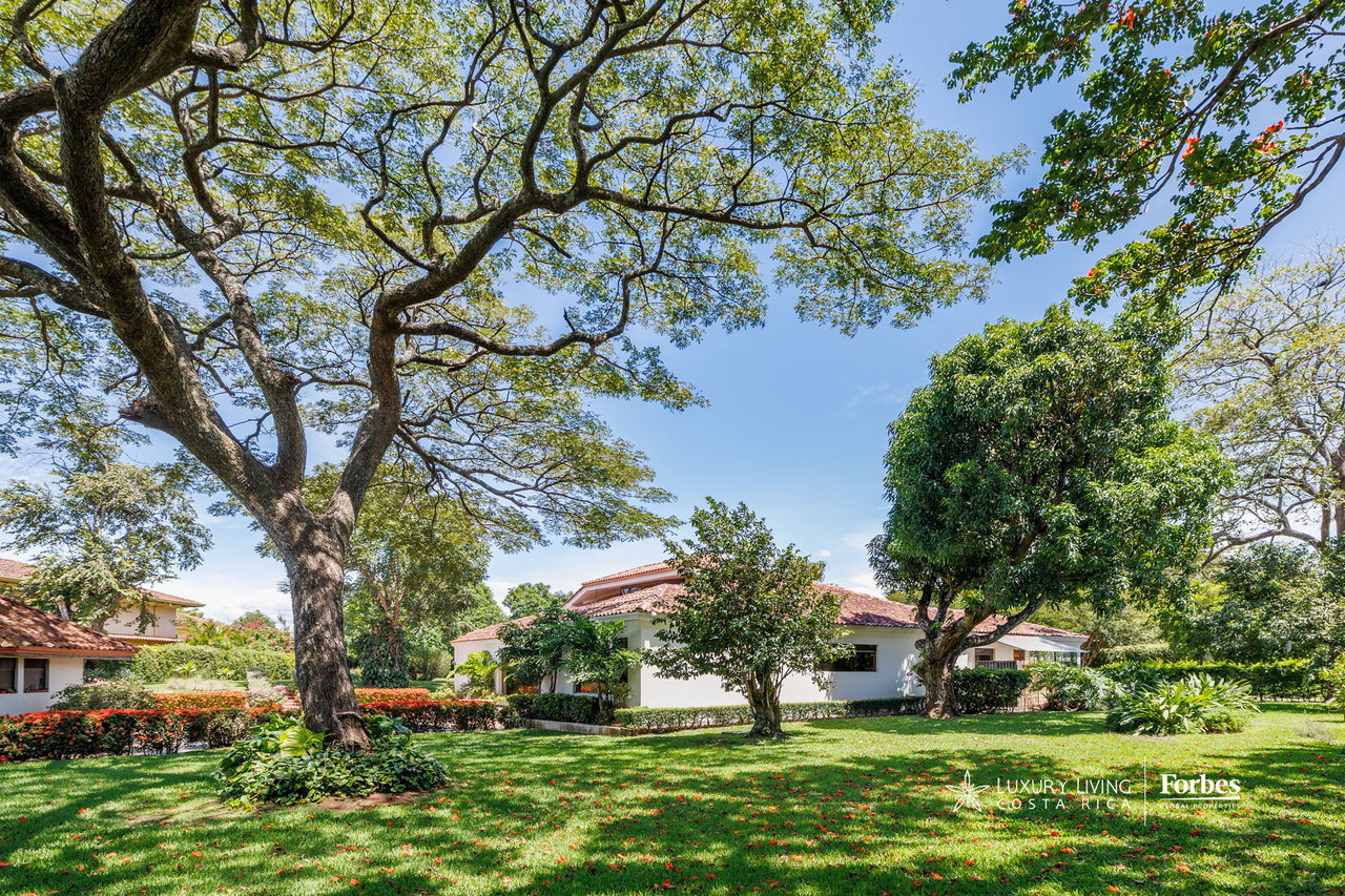 21575 - One level home with almost 3,000sqm of land in Bosques de Lindora