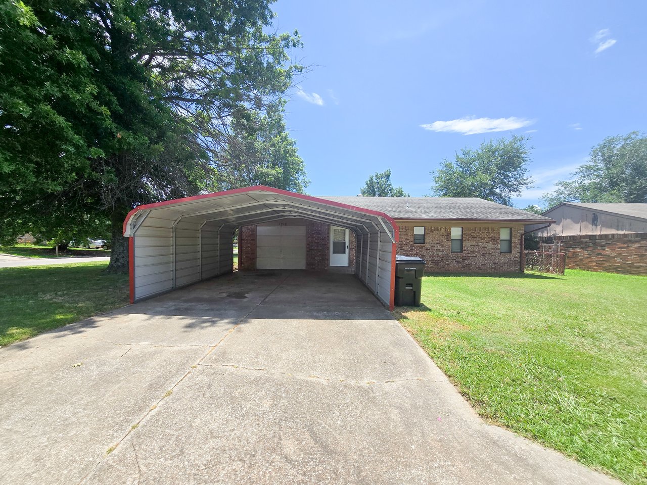 1218 Whispering Glen 
