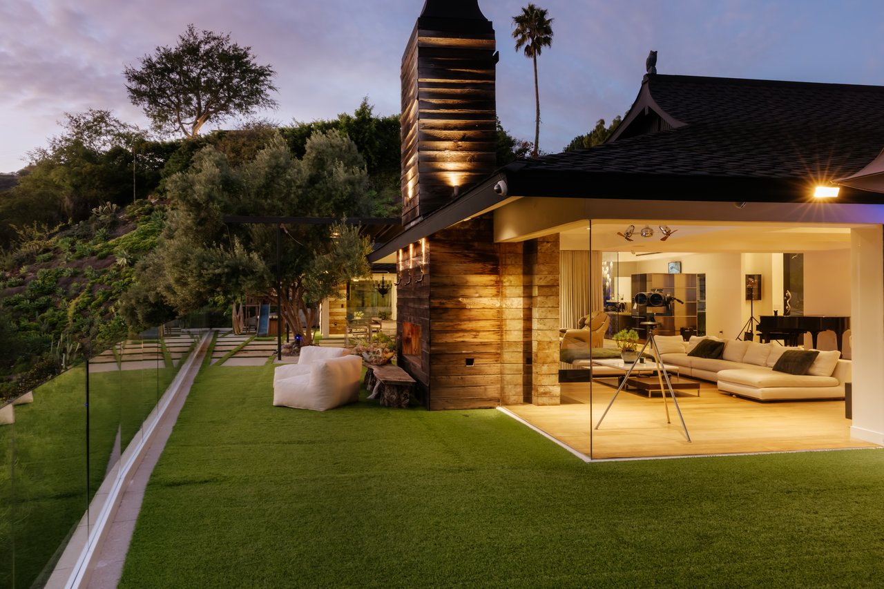 2402 Carman Crest Dr