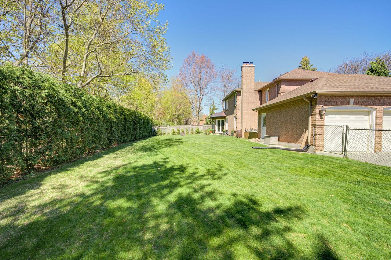 1296 Mapleridge Cres