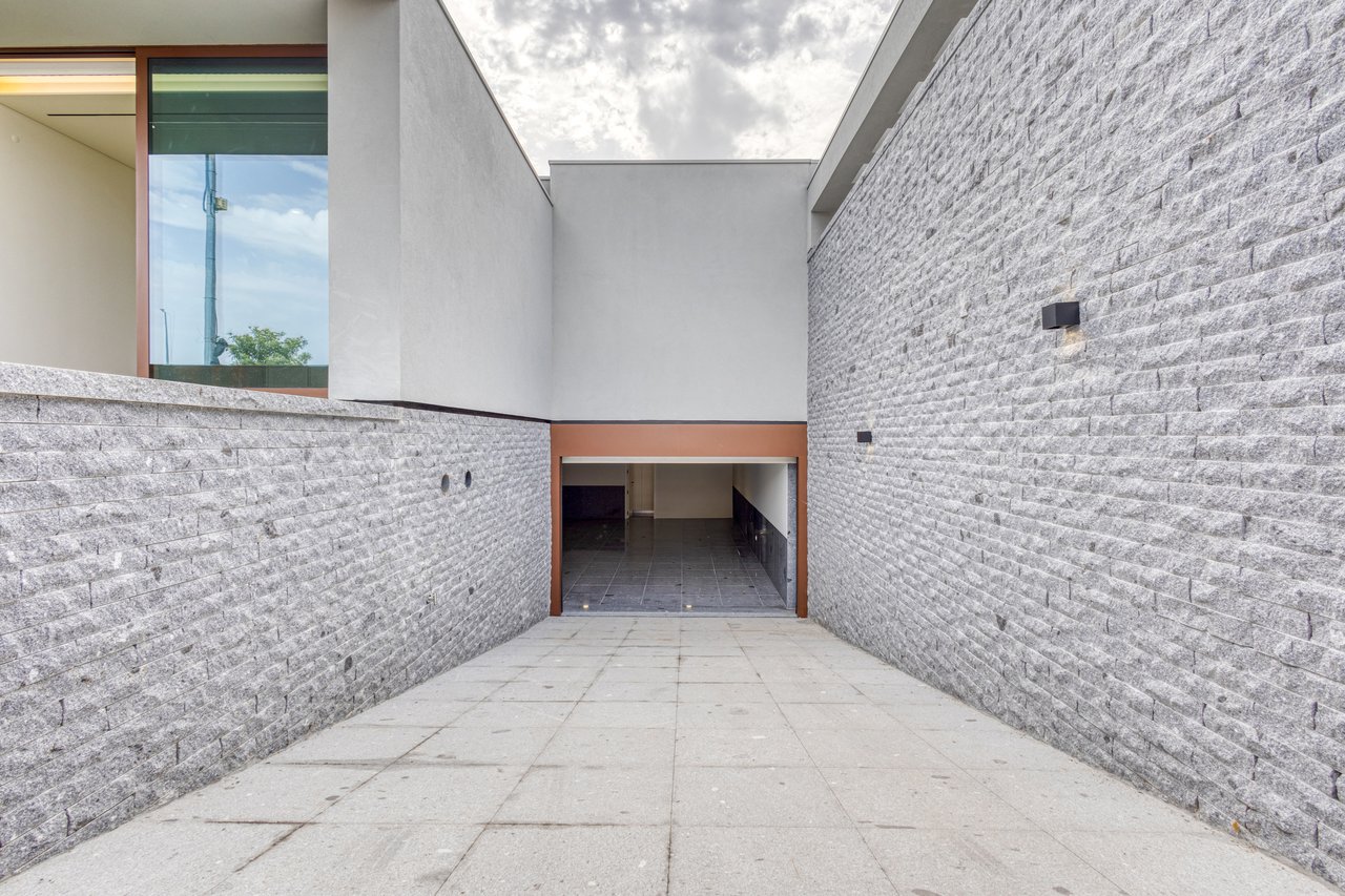 Contemporary 3-Bedroom Luxury Villa with Pool and Large Basement in Palmeira, Braga