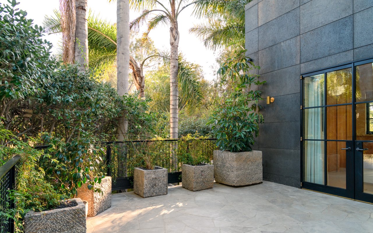 6625 Zumirez Dr