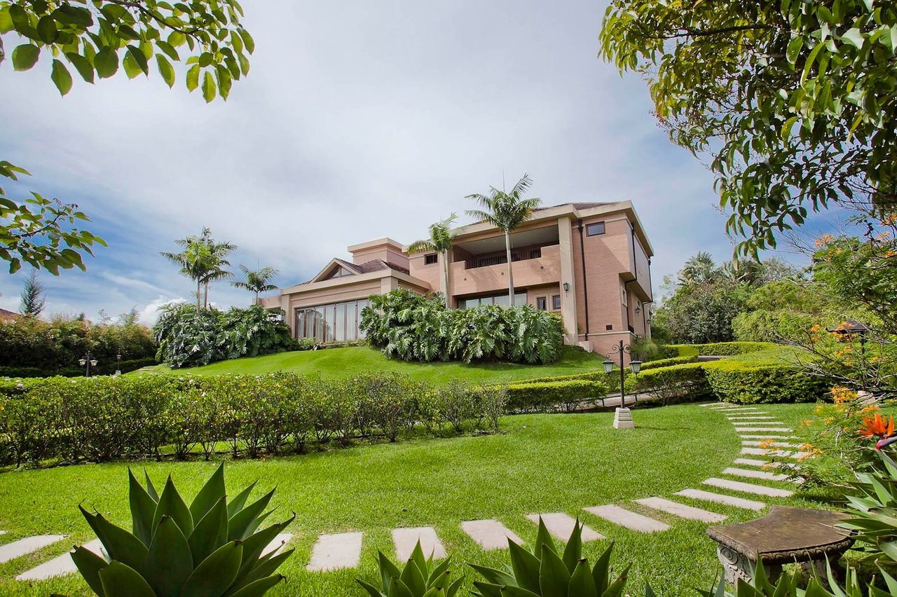 Classic Colonial Garden Estate, Curridabat, San Jose