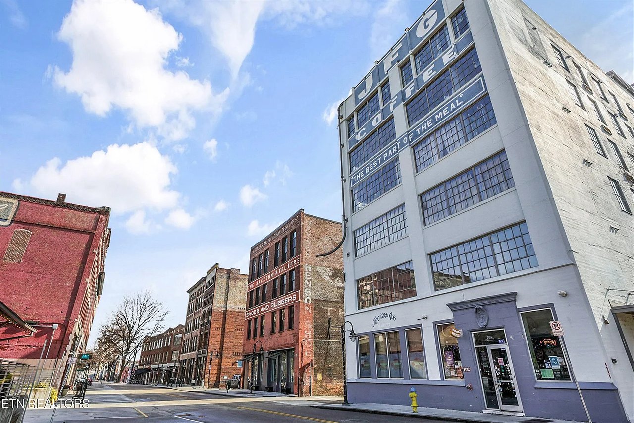 200 W. Jackson Avenue