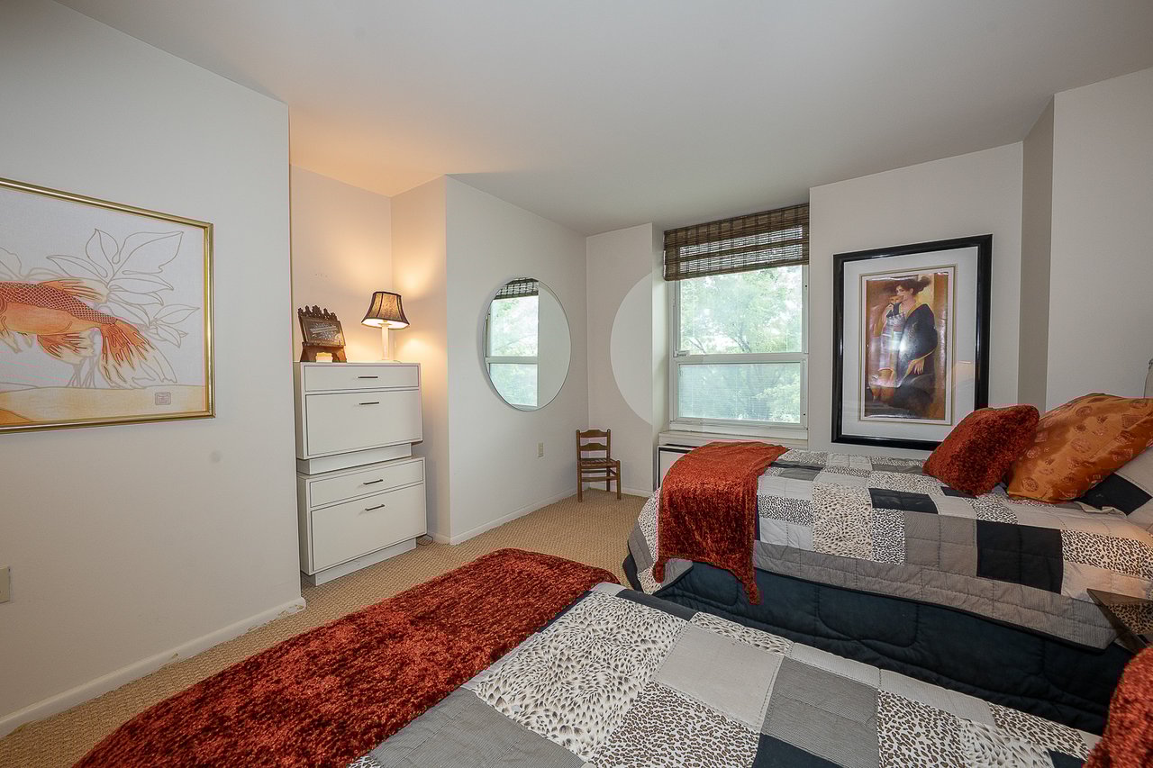 Price Improvement!!! Fab 3 bed 2.5 bath Main Line Condo