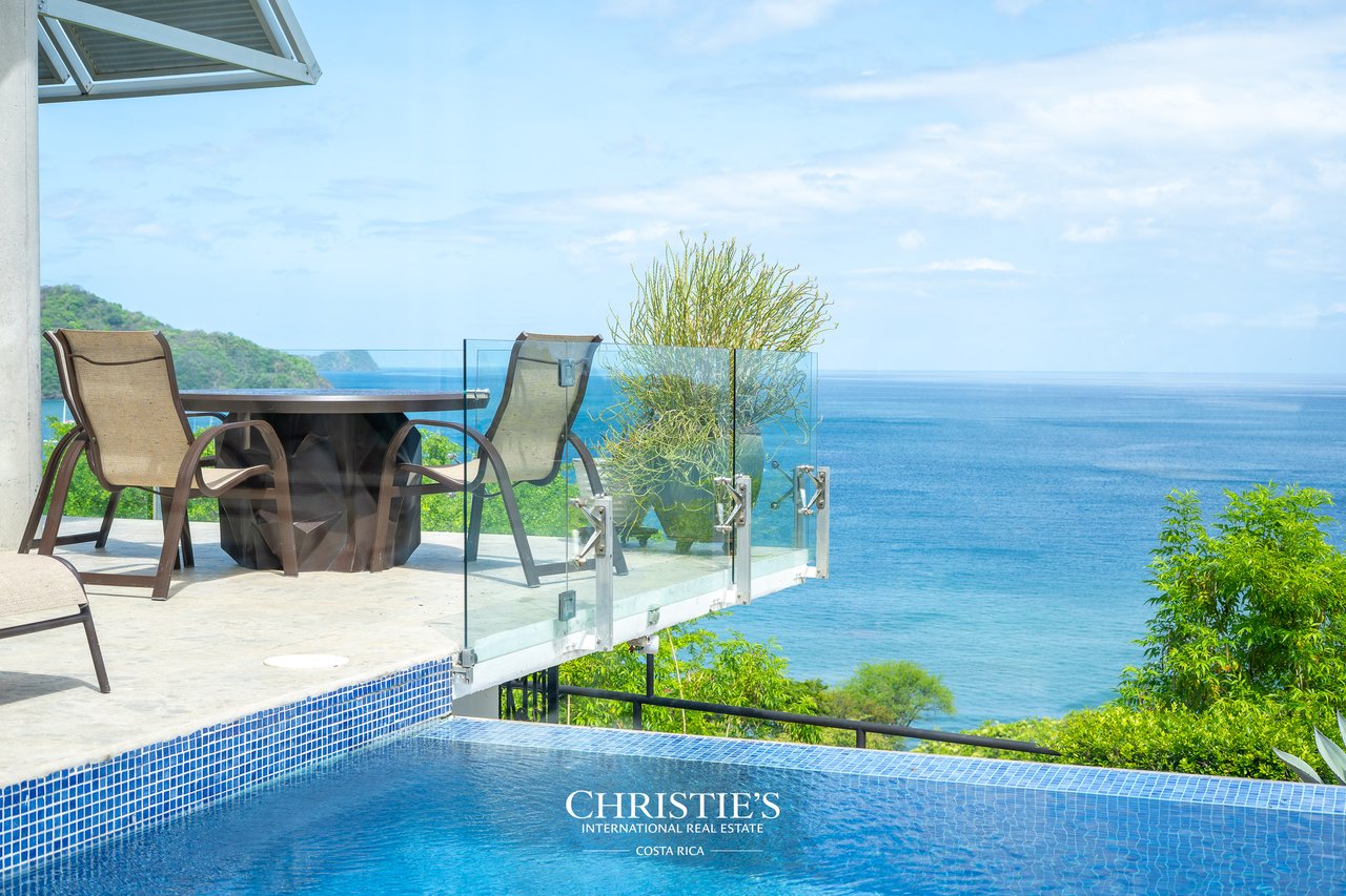 Casa Holmes: Award-Winning Glass House with Ocean Views